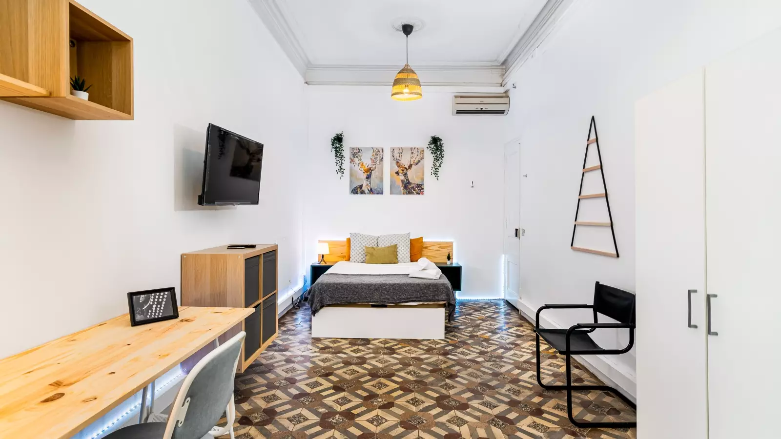 Furnished room in a 8-person shared flat in Ciutat Vella · 4
