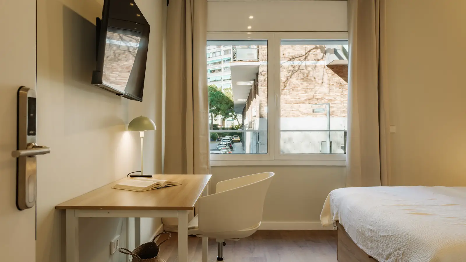 Furnished room in a shared flat in Les Corts · 4