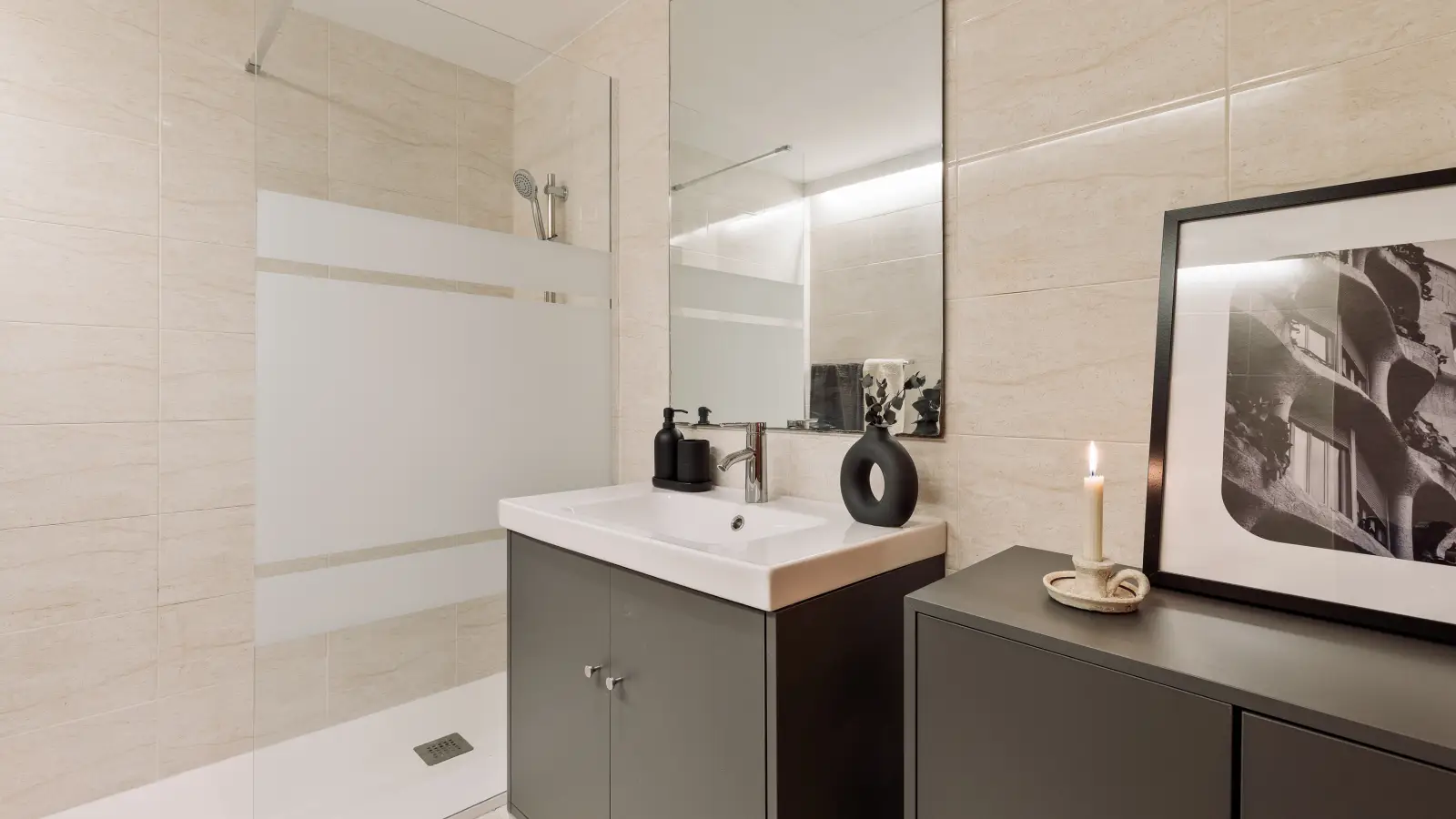 Piso de 1 dormitorio amueblado en Ciutat Vella, 66 m² · 3