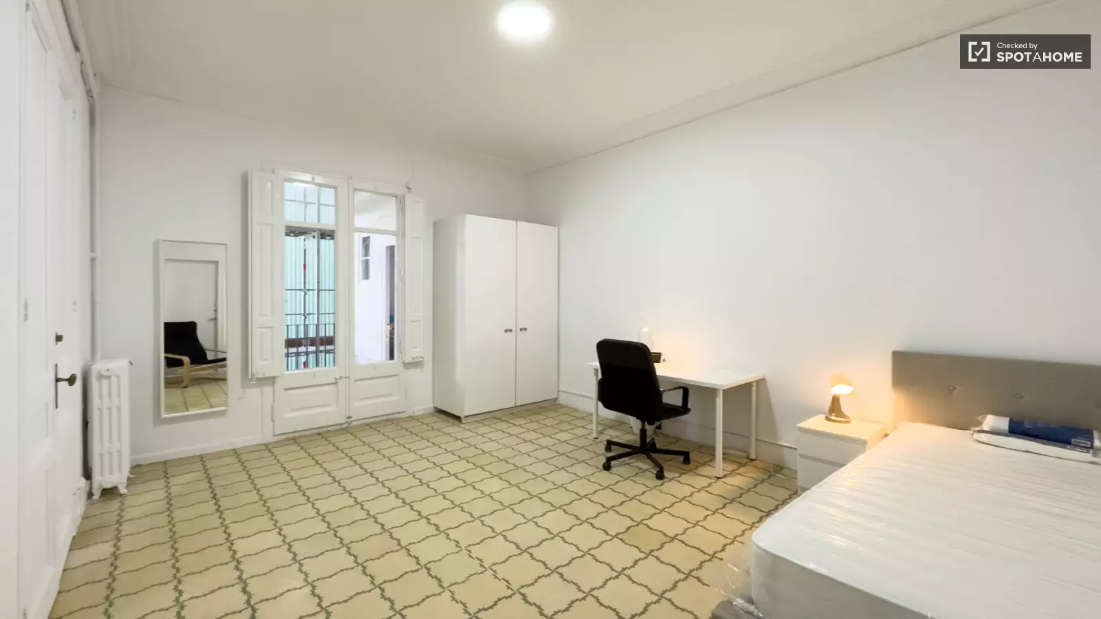 Habitación amueblada en piso compartido de 6 personas en Gràcia · 2