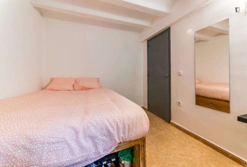 Habitación amueblada en piso compartido de 5 personas en Ciutat Vella · 2
