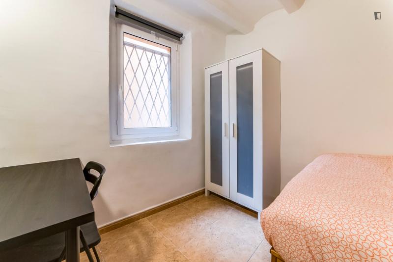 Habitación amueblada en piso compartido de 5 personas en Ciutat Vella · 3