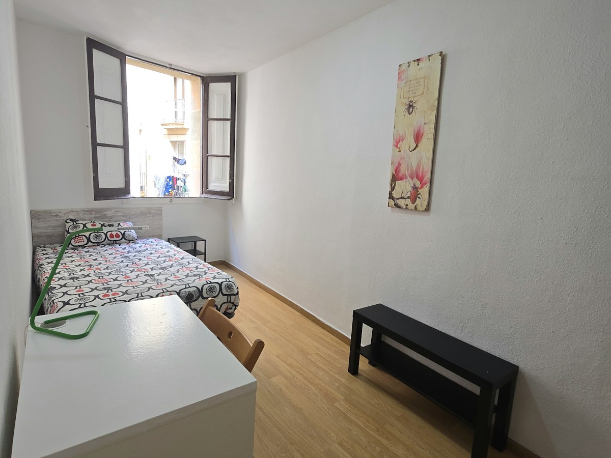 Furnished room in a 5-person shared flat in Ciutat Vella · 2