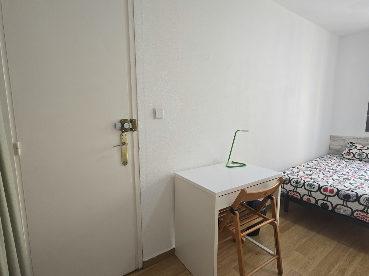 Furnished room in a 5-person shared flat in Ciutat Vella · 3