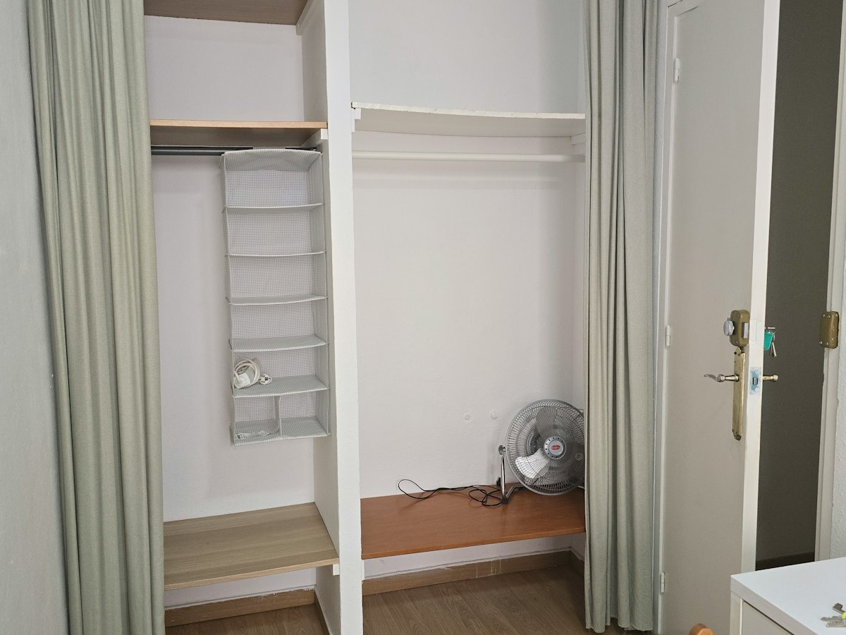 Furnished room in a 5-person shared flat in Ciutat Vella · 4