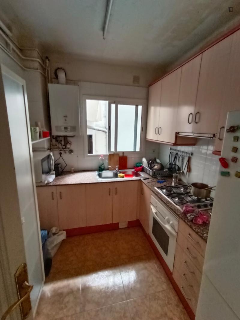 Furnished room in a 3-person shared flat in Sarrià–Sant Gervasi · 2
