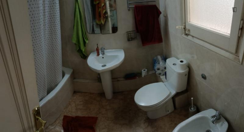 Furnished room in a 3-person shared flat in Sarrià–Sant Gervasi · 3