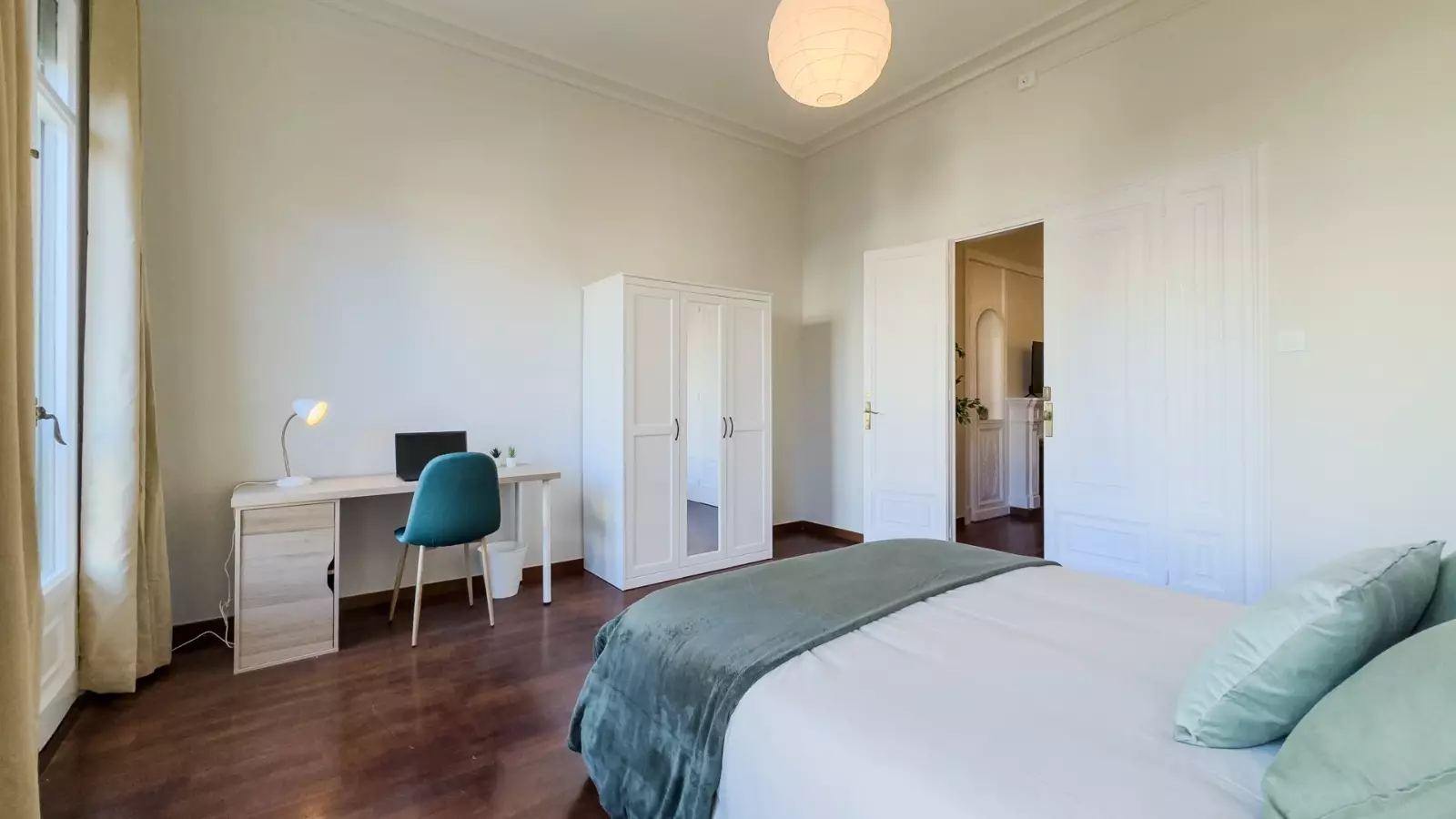 Furnished room in a shared flat in Gràcia · 2