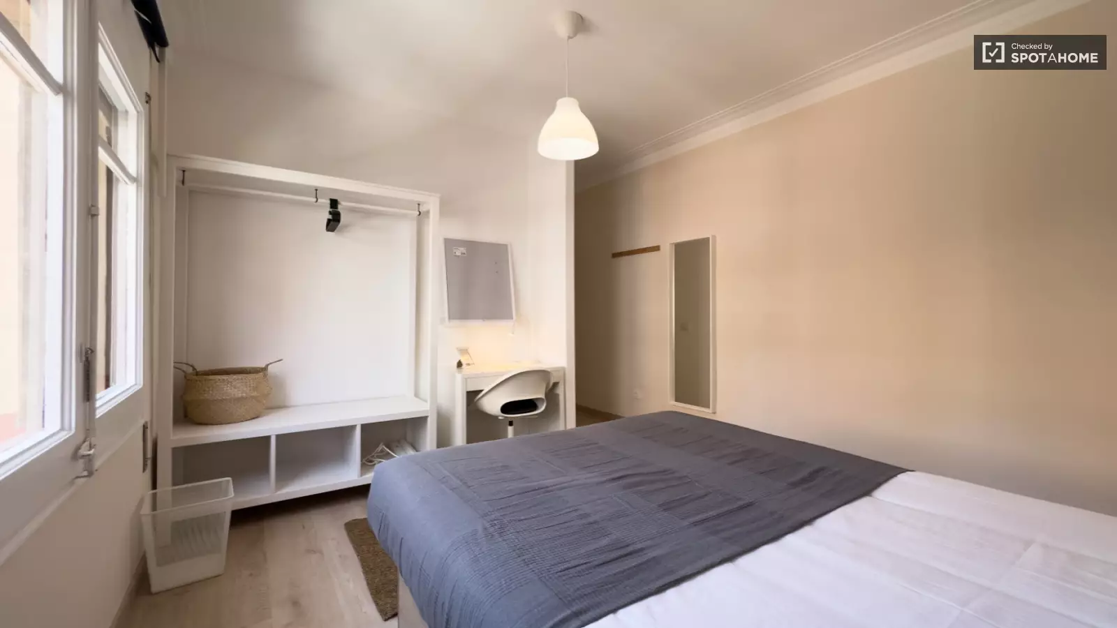 Habitación amueblada en piso compartido de 6 personas en Gràcia · 2
