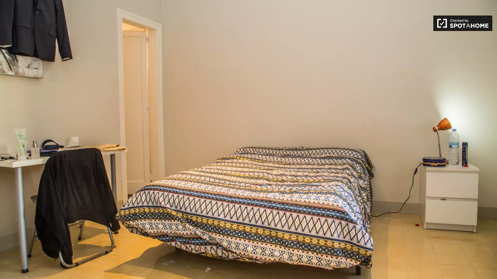 Furnished room in a 4-person shared flat in Eixample · 2