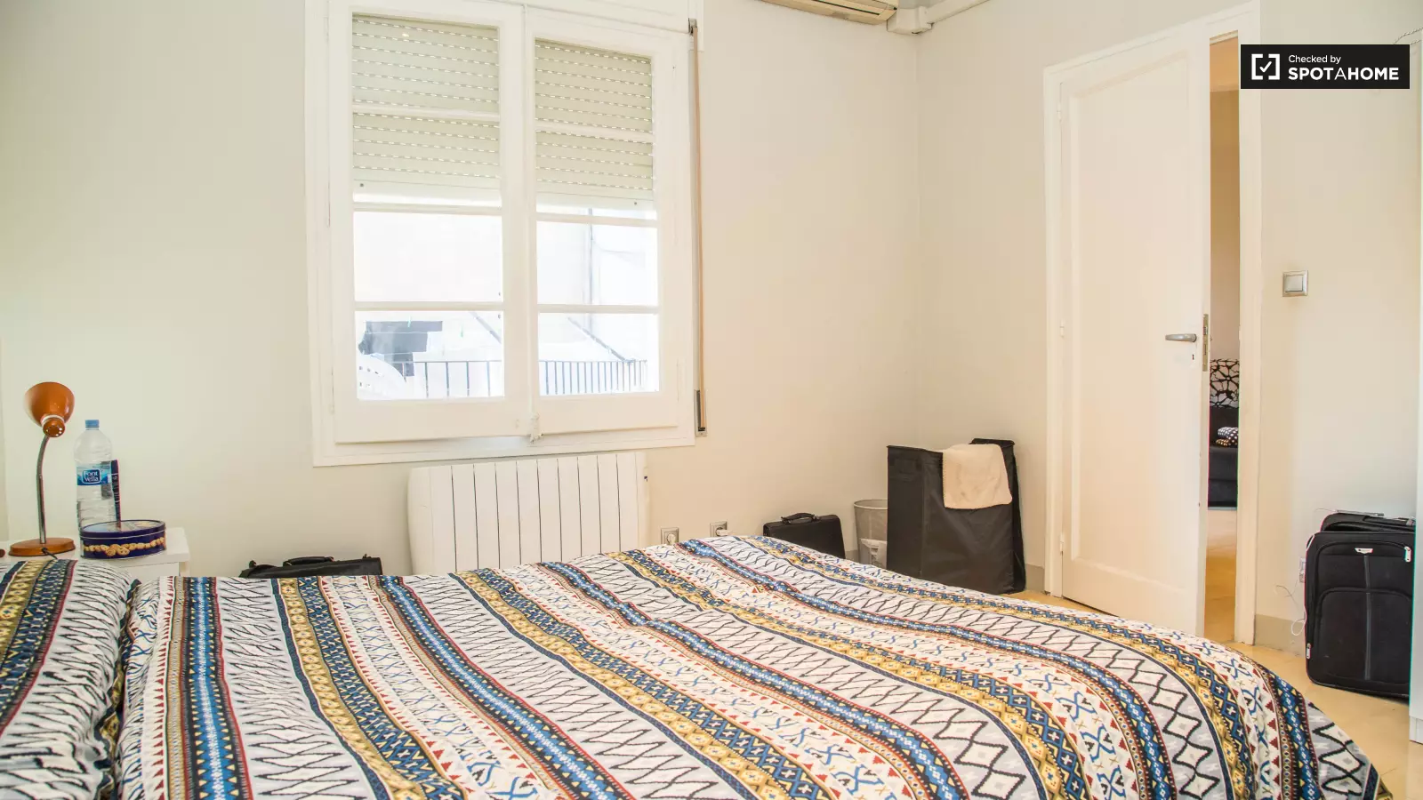 Furnished room in a 4-person shared flat in Eixample · 3
