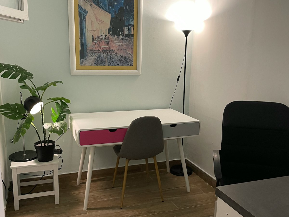 Furnished room in a 5-person shared flat in L'Hospitalet · 2