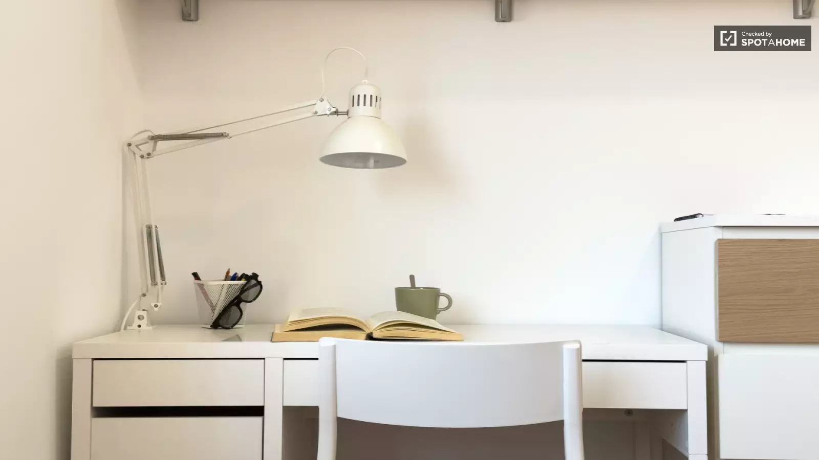 Furnished room in a shared flat in L'Hospitalet · 3