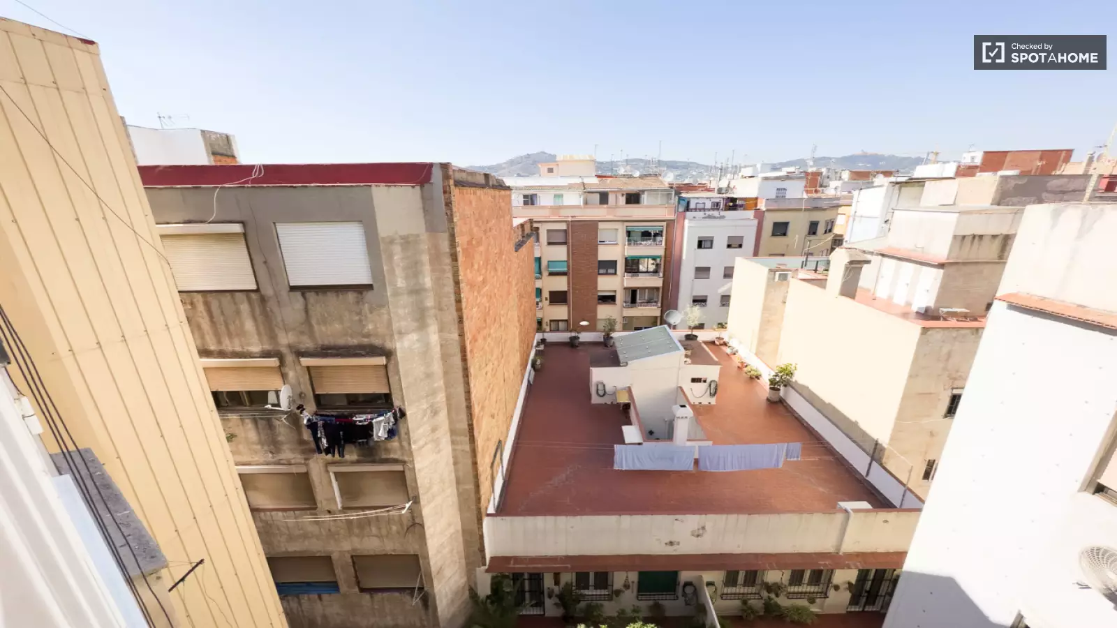 Furnished room in a shared flat in L'Hospitalet · 4
