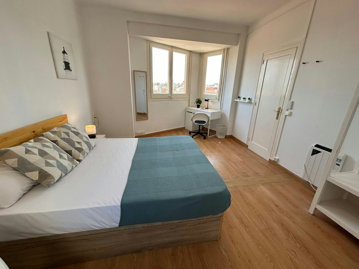 Furnished room in a 4-person shared flat in L'Hospitalet · 2