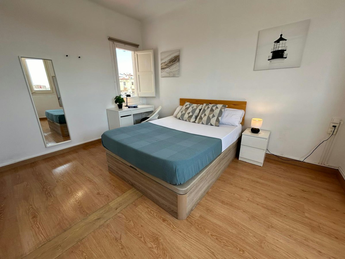 Furnished room in a 4-person shared flat in L'Hospitalet · 3
