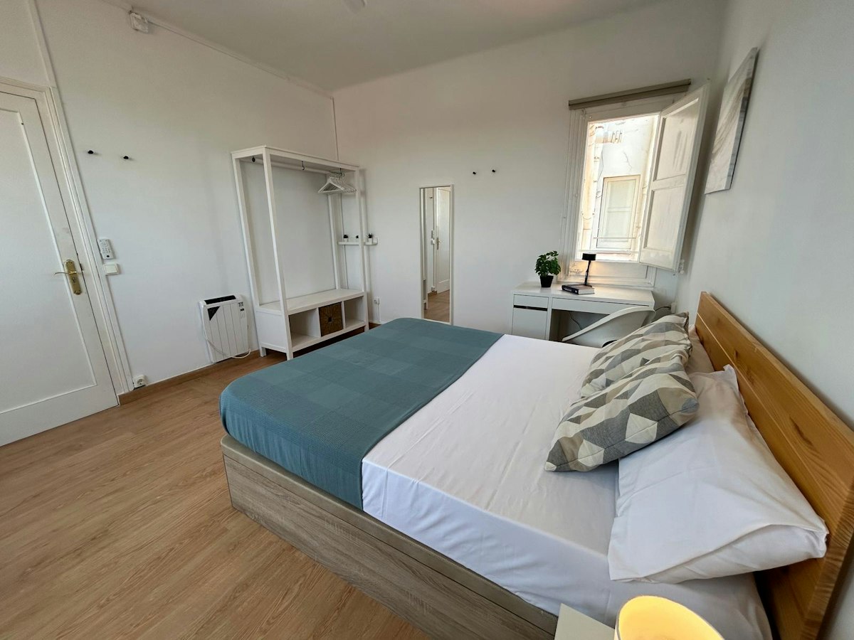 Furnished room in a 4-person shared flat in L'Hospitalet · 4