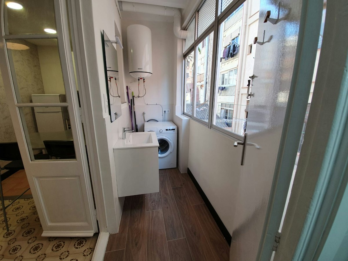 Furnished room in a 3-person shared flat in Gràcia · 3