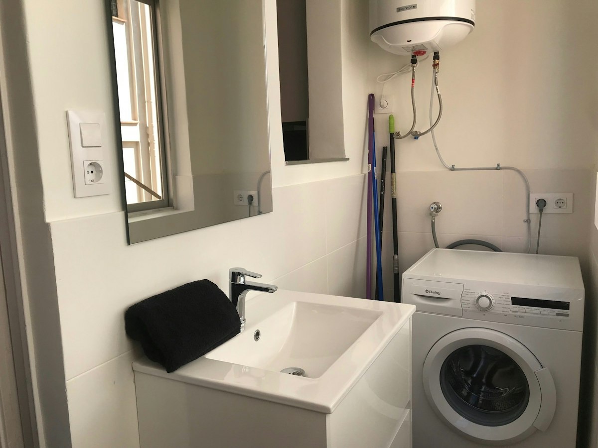 Furnished room in a 3-person shared flat in Gràcia · 4