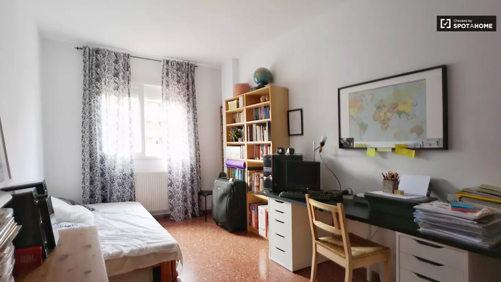 Furnished room in a 3-person shared flat in Sants-Montjuïc · 3