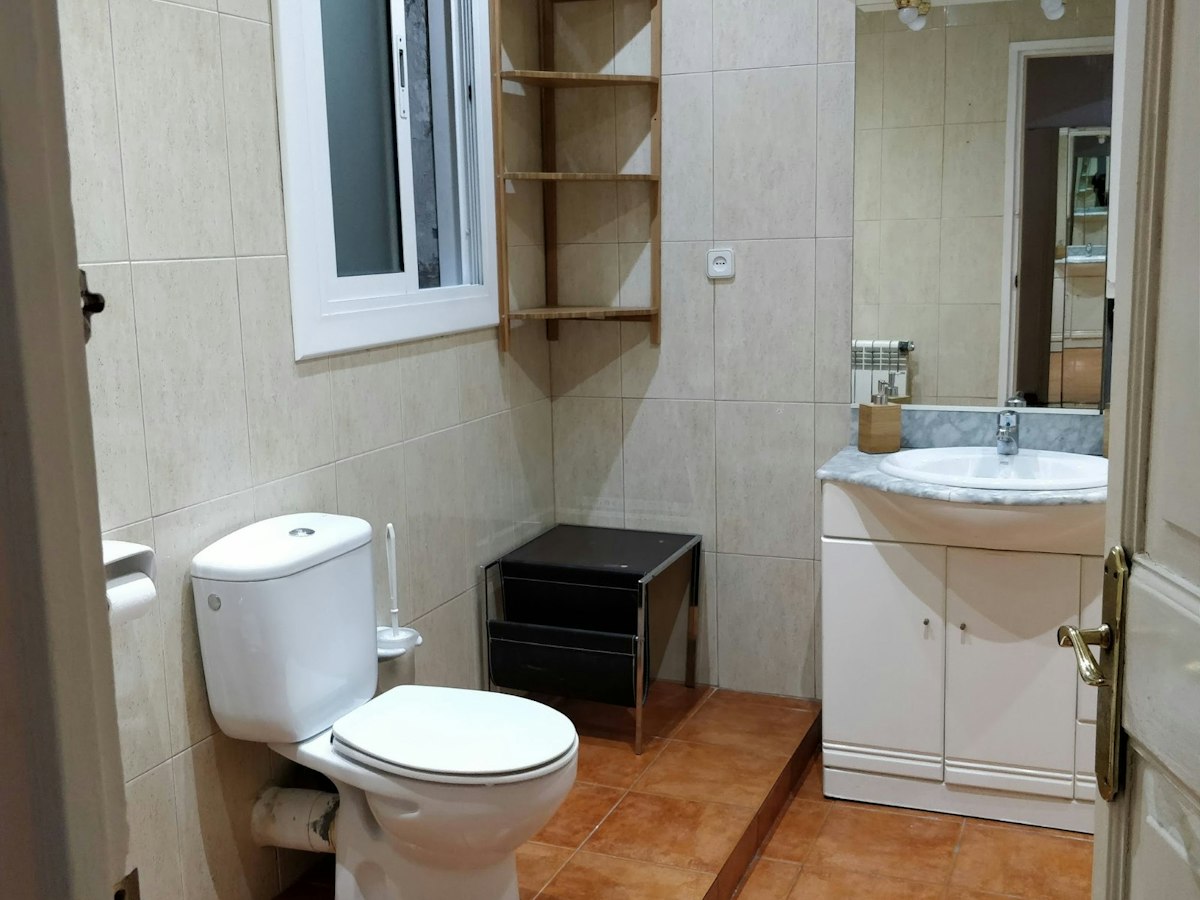 Habitación amueblada en piso compartido de 7 personas en Ciutat Vella · 2
