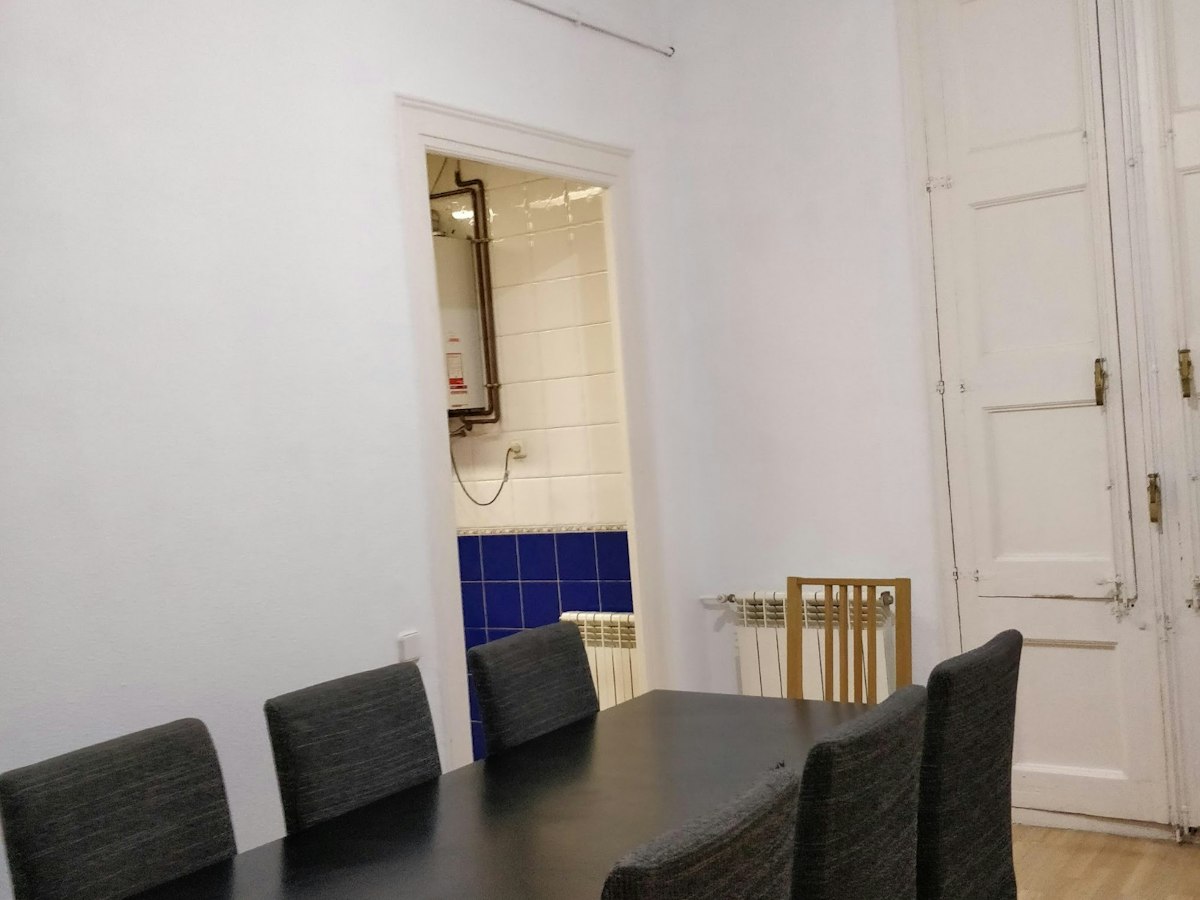 Habitación amueblada en piso compartido de 7 personas en Ciutat Vella · 4