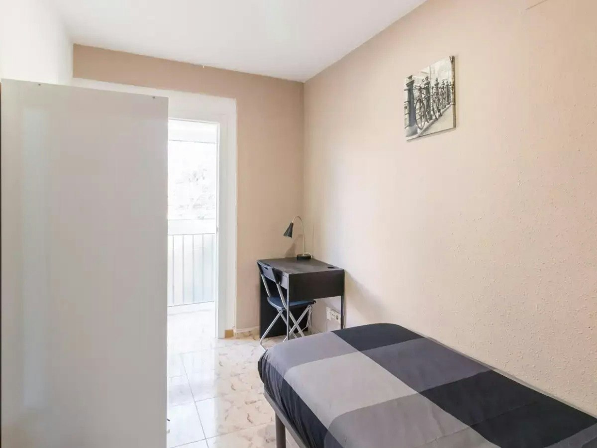 Furnished room in a 5-person shared flat in Sant Martí · 2