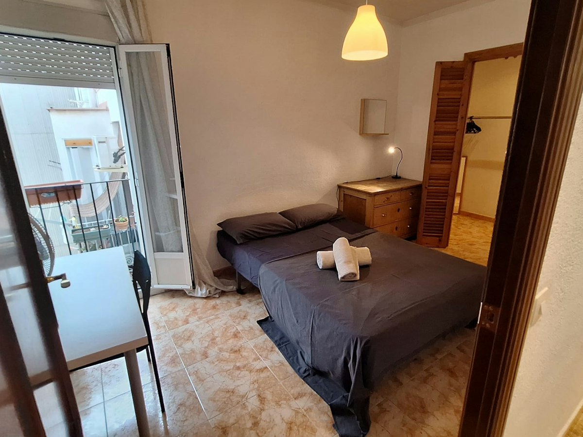 Furnished room in a 3-person shared flat in Gràcia · 2
