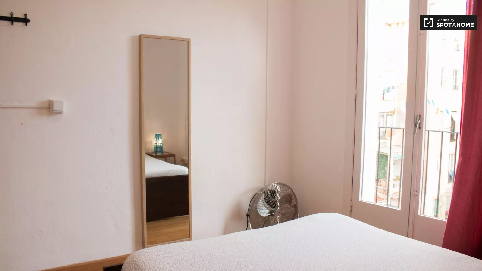 Furnished room in a 3-person shared flat in Ciutat Vella · 2