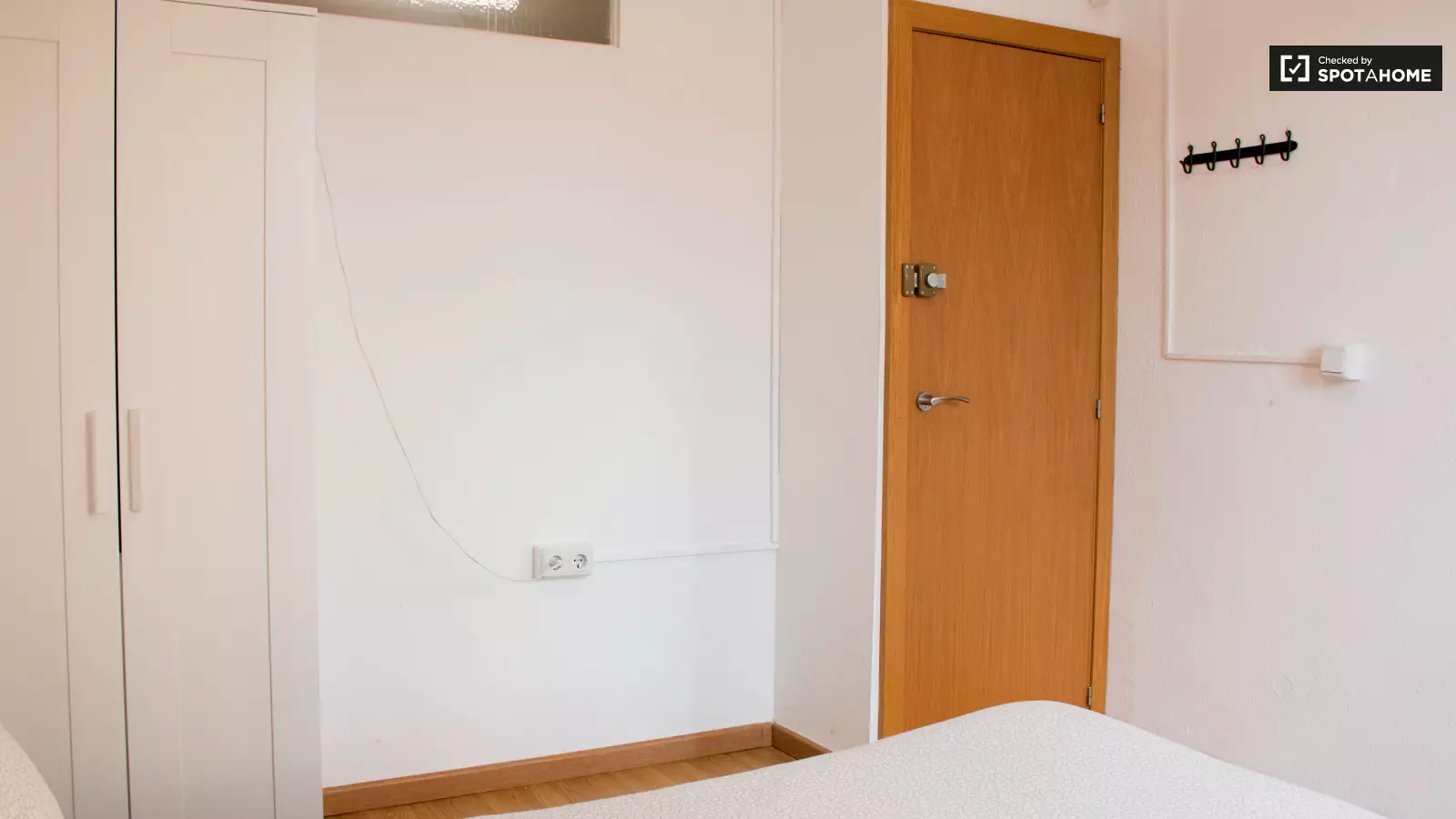 Furnished room in a 3-person shared flat in Ciutat Vella · 3
