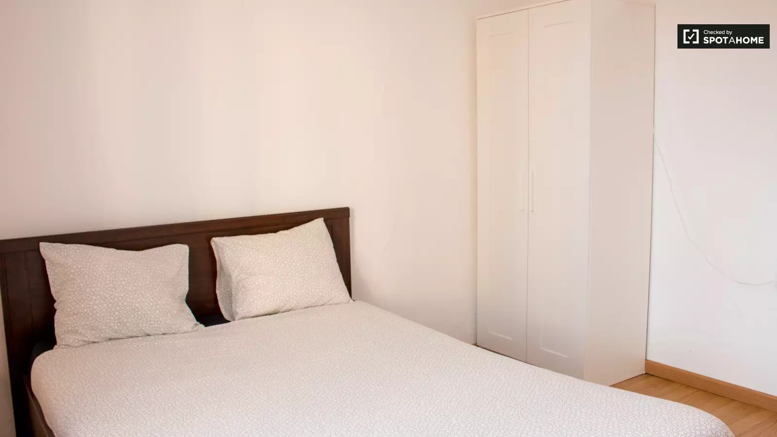 Furnished room in a 3-person shared flat in Ciutat Vella · 4