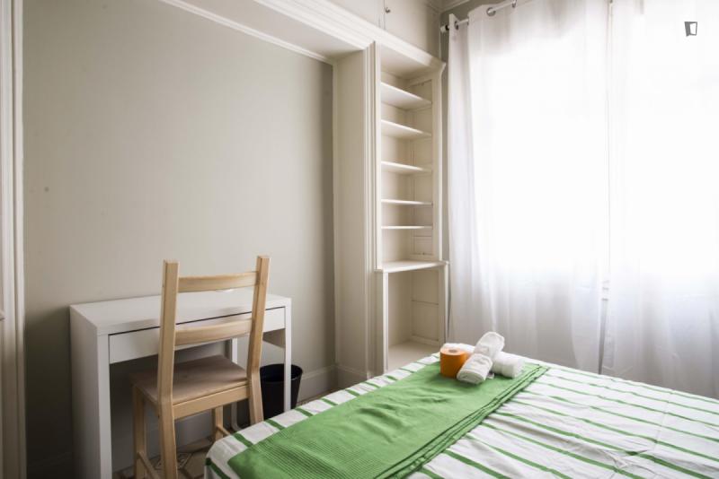 Habitación amueblada en piso compartido de 8 personas en Sarrià–Sant Gervasi · 2
