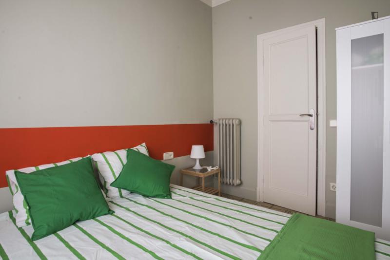 Habitación amueblada en piso compartido de 8 personas en Sarrià–Sant Gervasi · 3