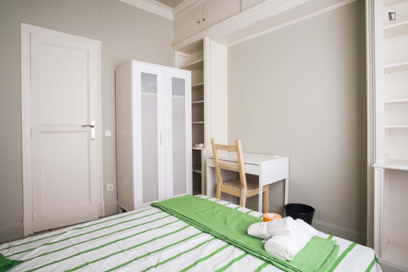 Habitación amueblada en piso compartido de 8 personas en Sarrià–Sant Gervasi · 4