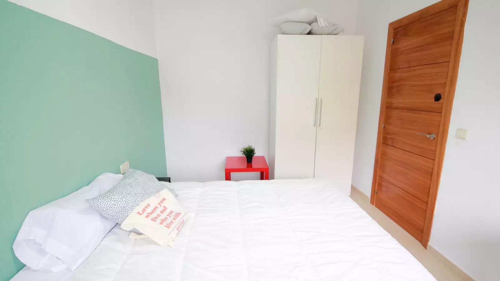 Furnished room in a shared flat in Sants-Montjuïc · 3