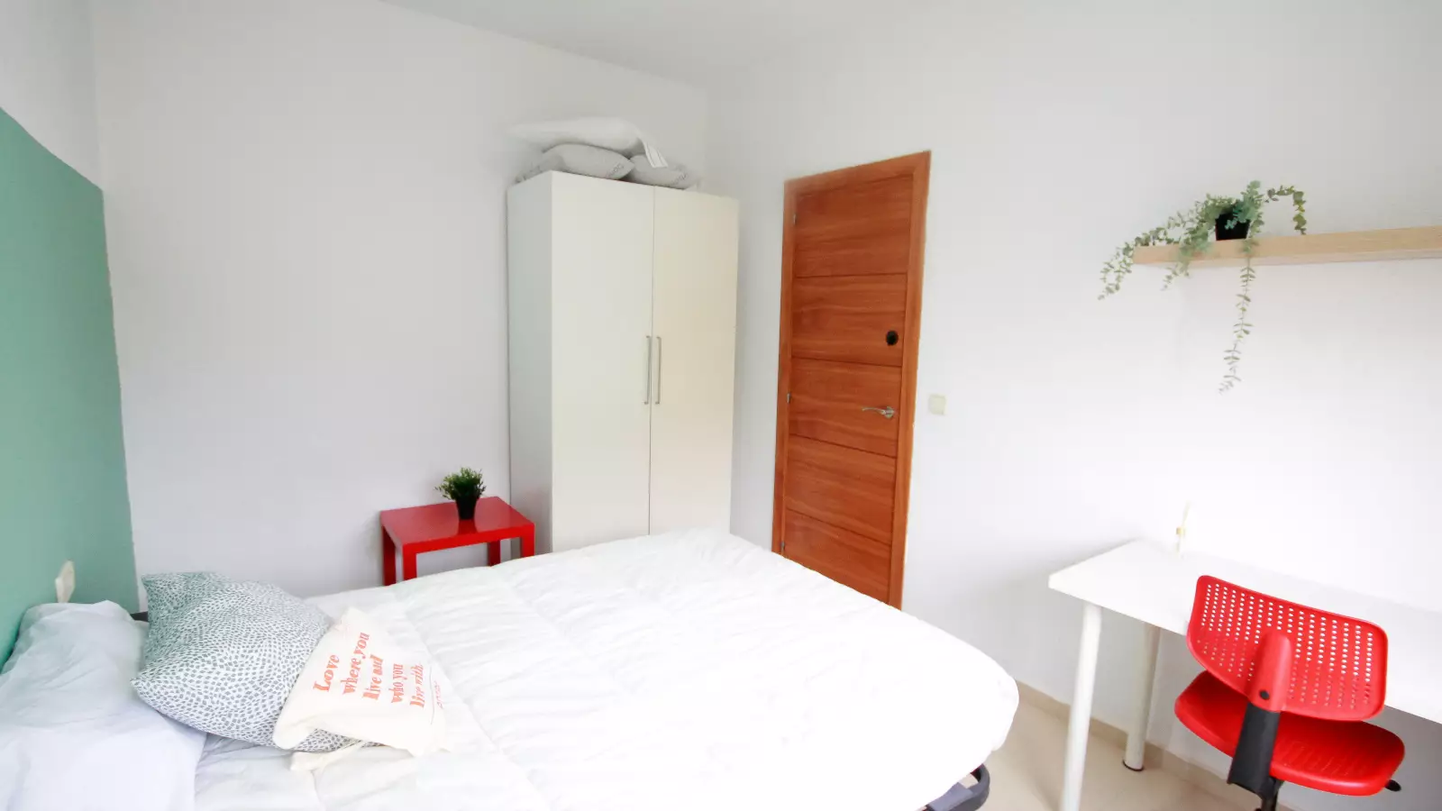 Furnished room in a shared flat in Sants-Montjuïc · 4