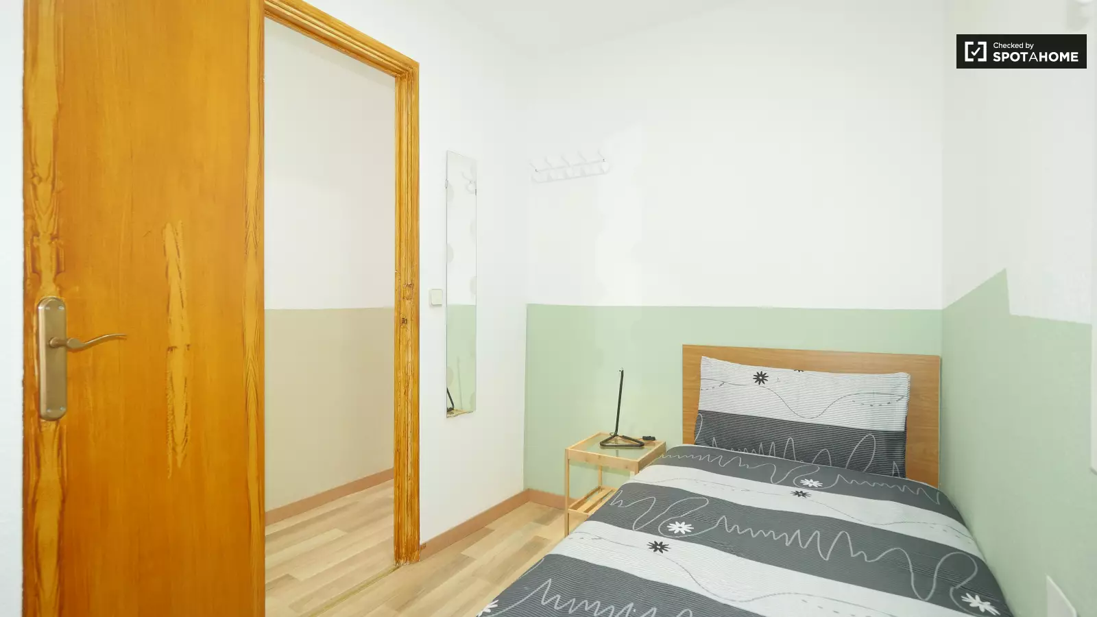 Habitación amueblada en piso compartido de 4 personas en Ciutat Vella · 2