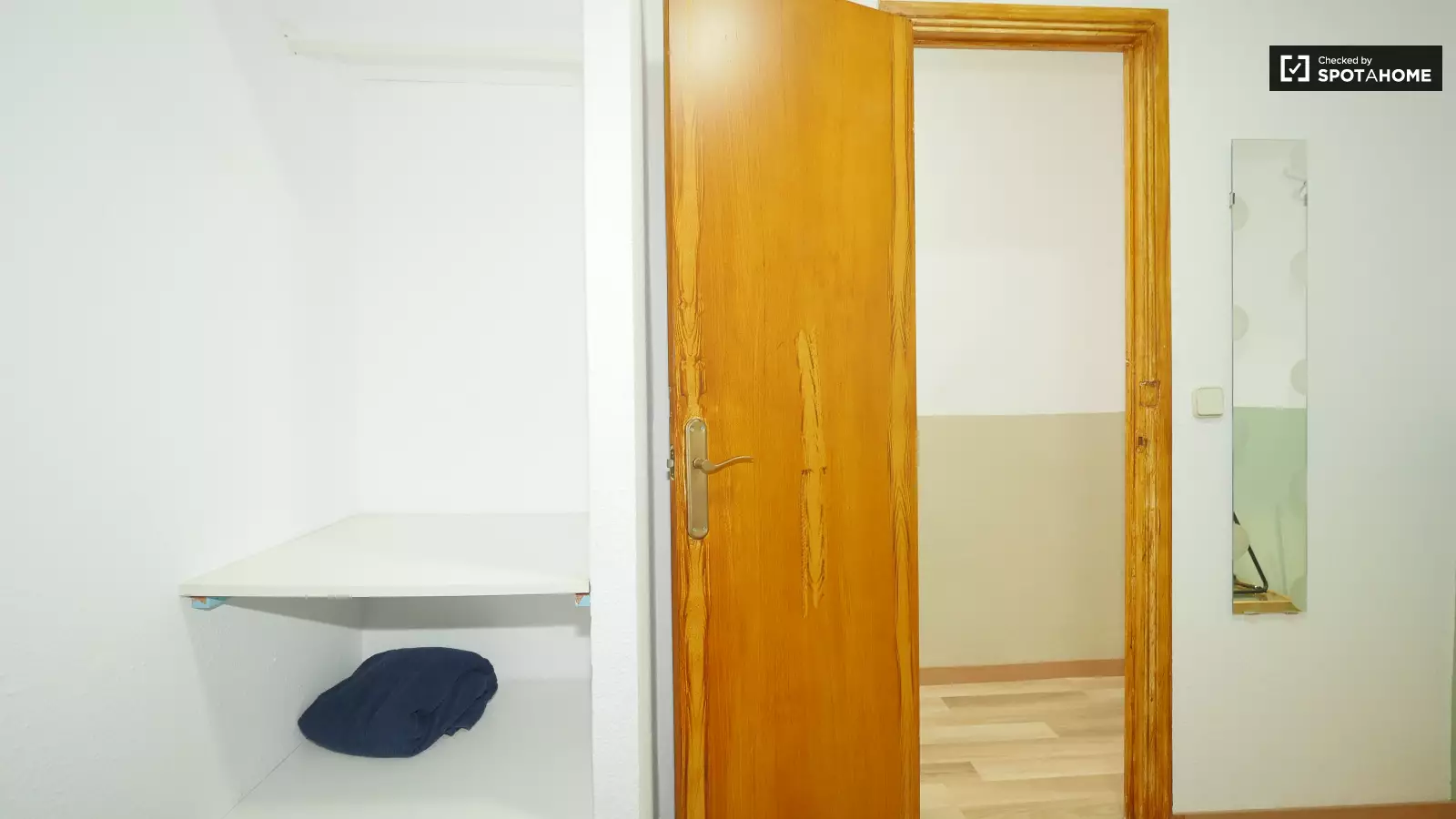 Habitación amueblada en piso compartido de 4 personas en Ciutat Vella · 3