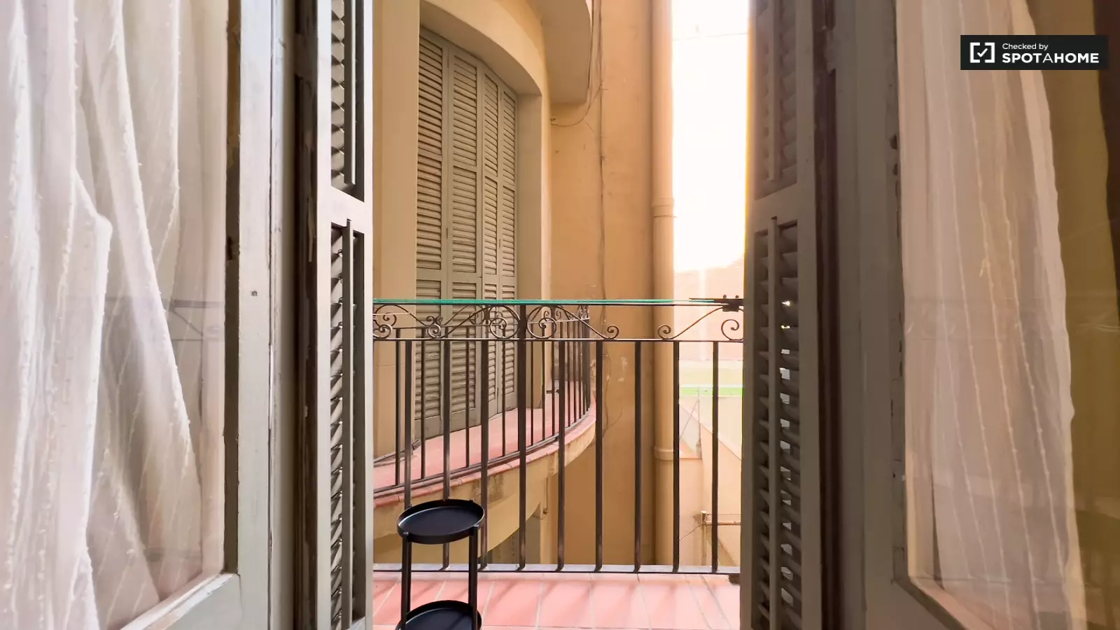 Habitación amueblada en piso compartido de 7 personas en Les Corts · 4