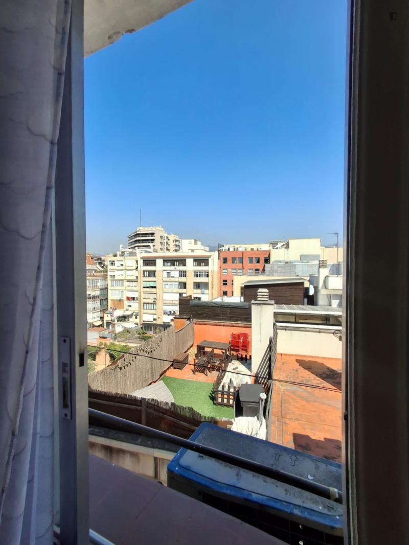 Habitación amueblada en piso compartido de 3 personas en Eixample · 2
