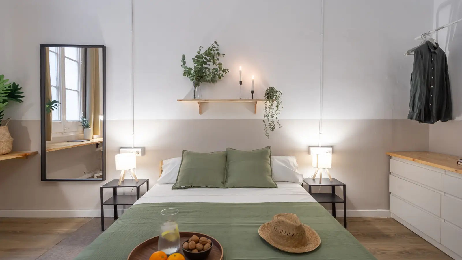 Furnished room in a shared flat in Eixample · 4