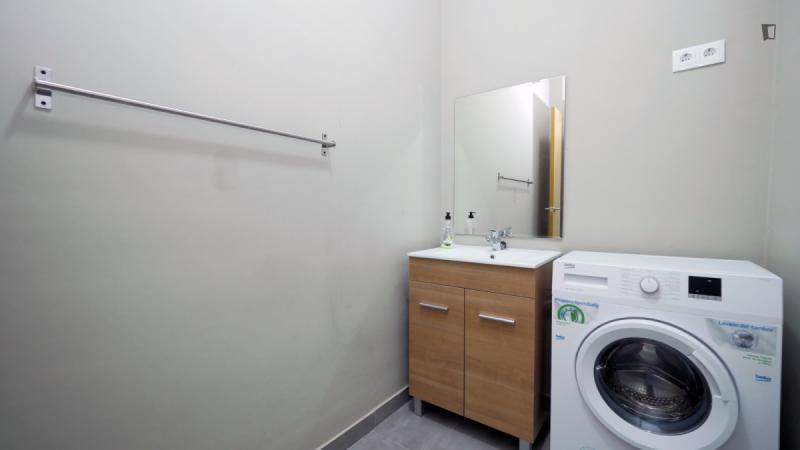 Furnished room in a 3-person shared flat in Ciutat Vella · 4