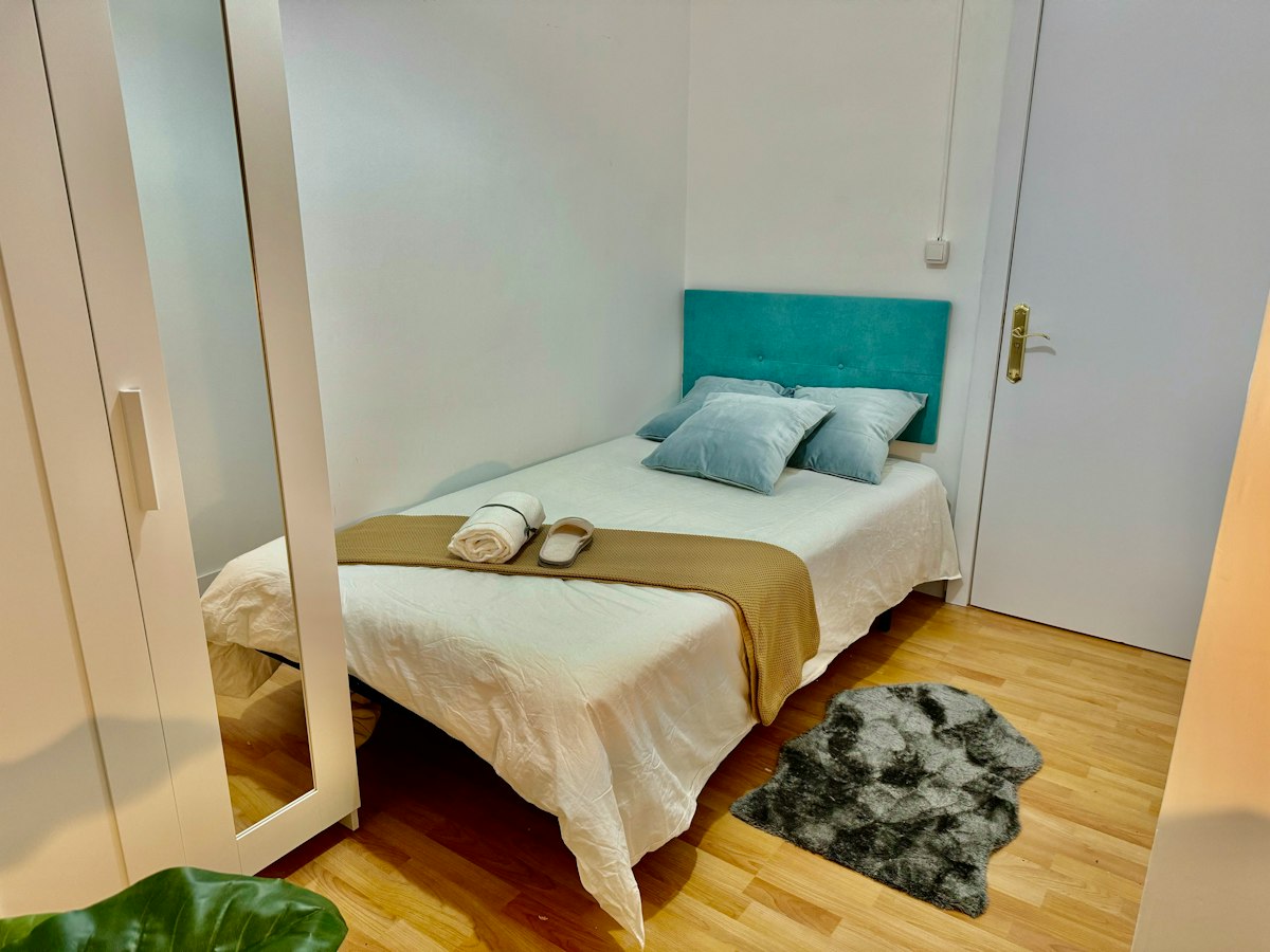 Habitación amueblada en piso compartido de 6 personas en Eixample · 2