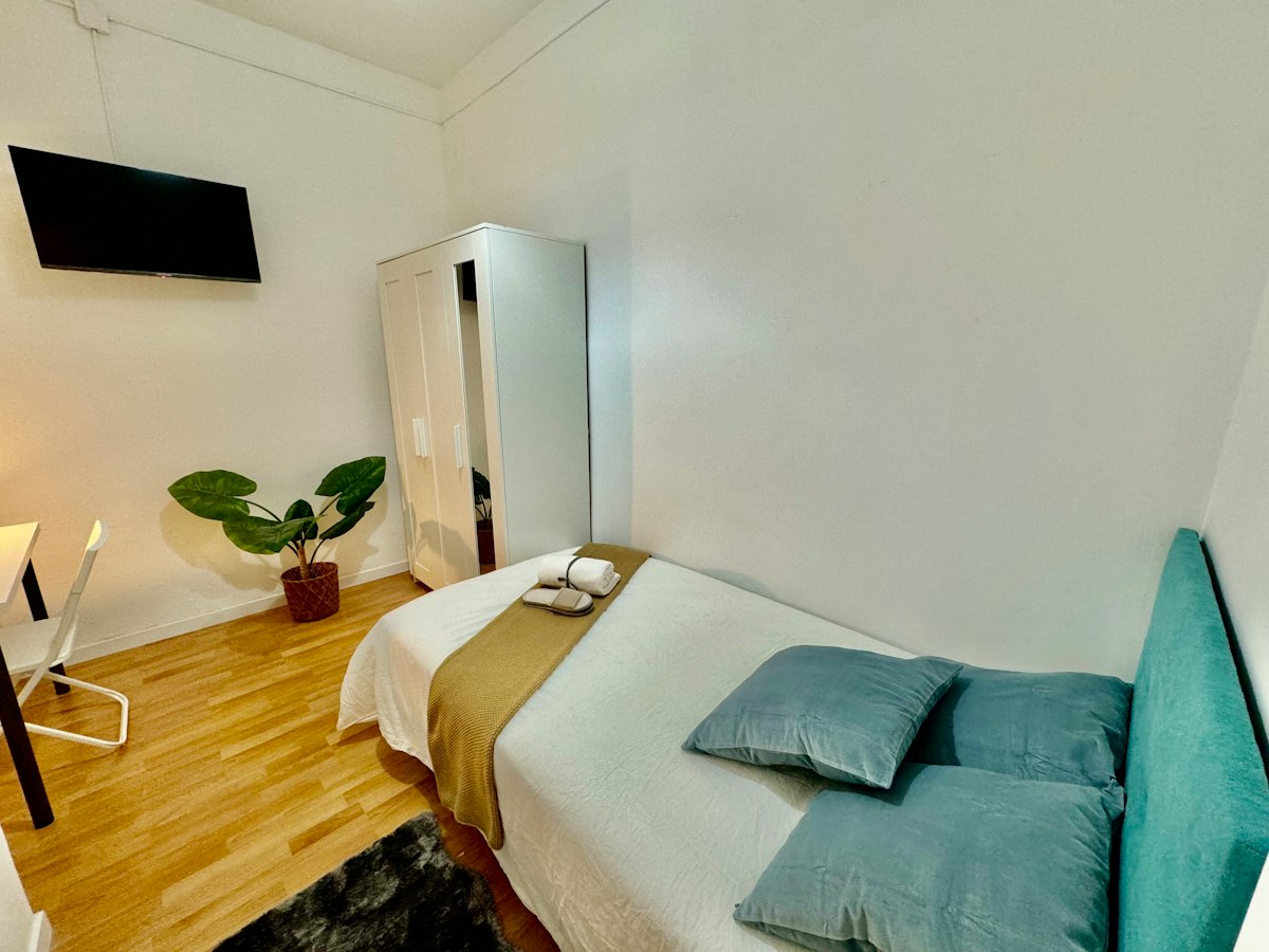 Habitación amueblada en piso compartido de 6 personas en Eixample · 3