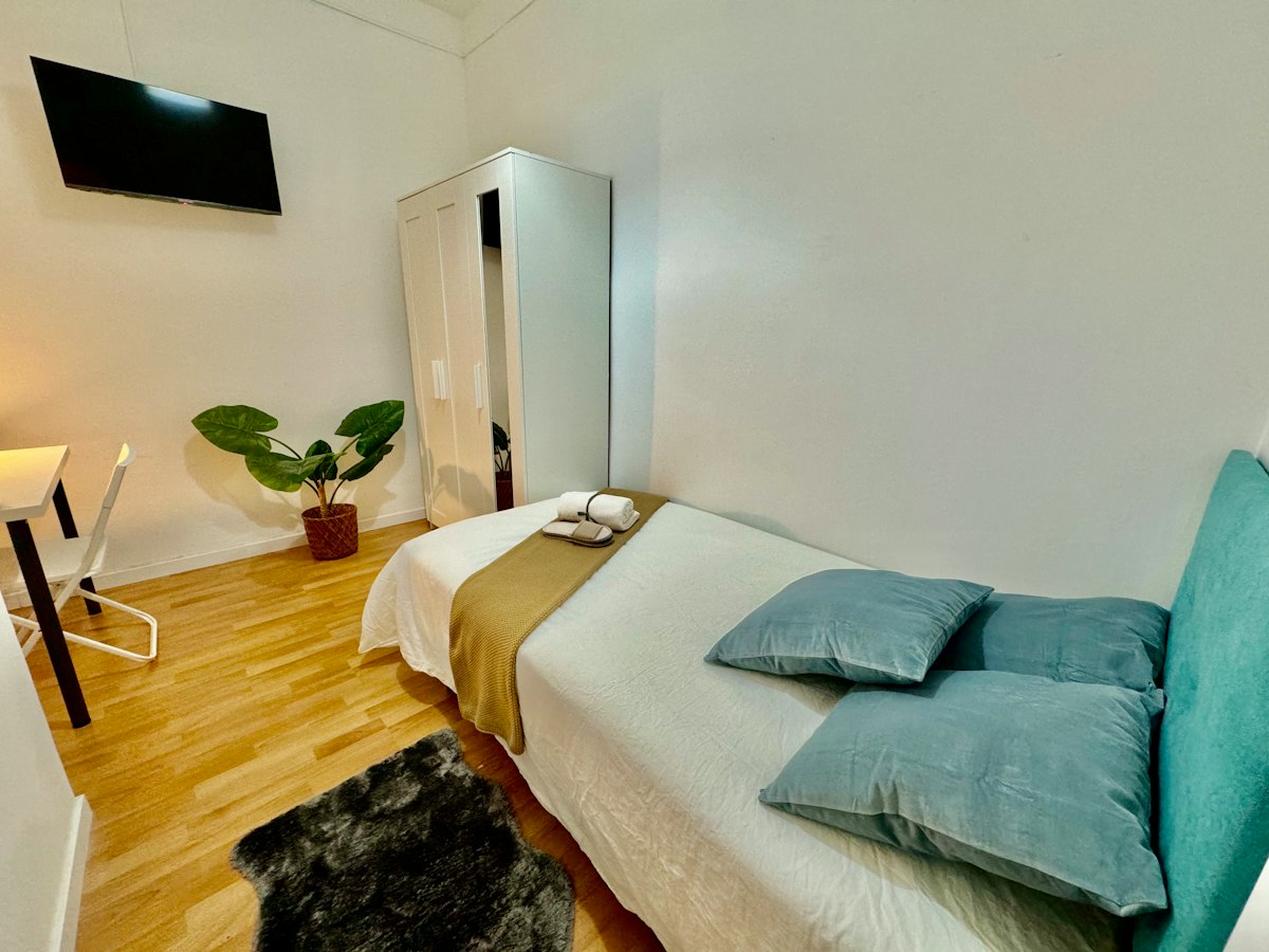 Habitación amueblada en piso compartido de 6 personas en Eixample · 4