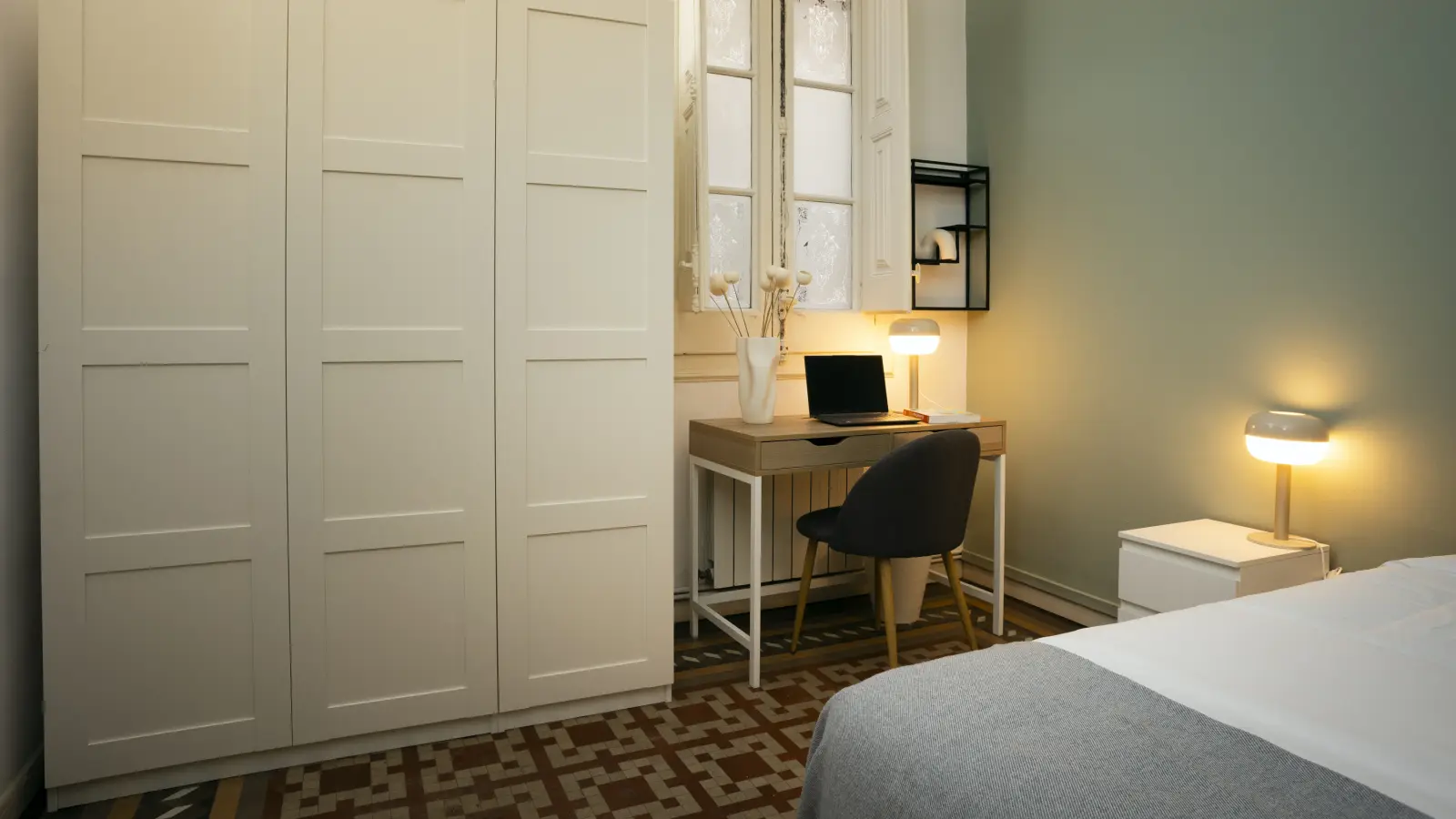 Furnished room in a 10-person shared flat in Eixample · 2