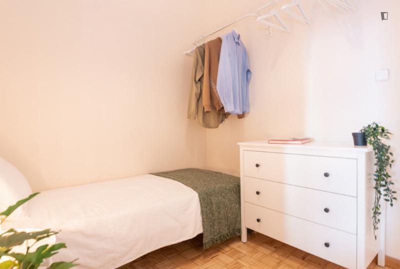 Furnished room in a 5-person shared flat in Eixample · 2