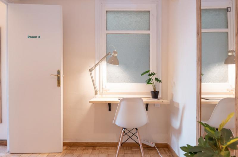 Furnished room in a 5-person shared flat in Eixample · 3