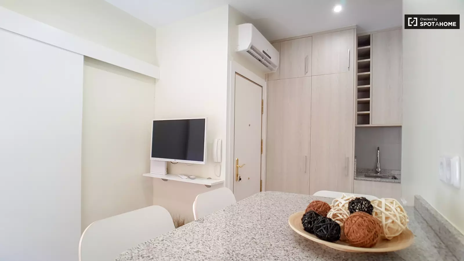 Furnished 2-bedroom flat in Ciutat Vella, 36 m² · 4