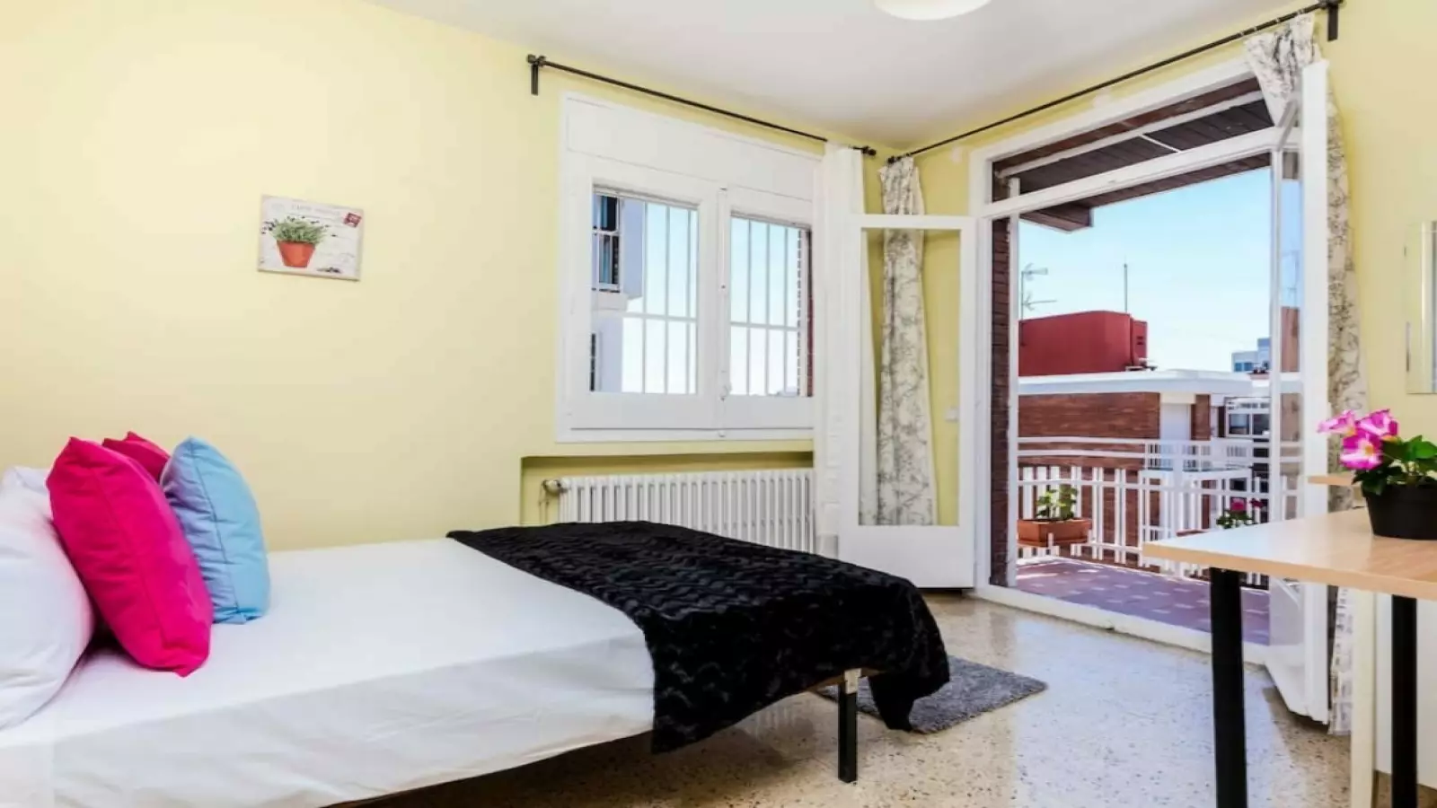 Habitación amueblada en piso compartido de 9 personas en Gràcia · 2